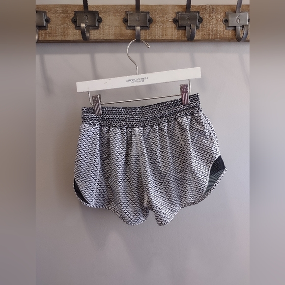 Lululemon Run Hotty Hot Shorts II 2.5" In Monochromic White/Monochromic Black - Picture 2 of 13